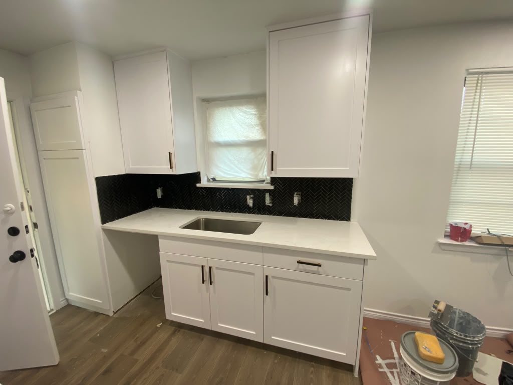 Cocina con backsplash de mármol negro — 2