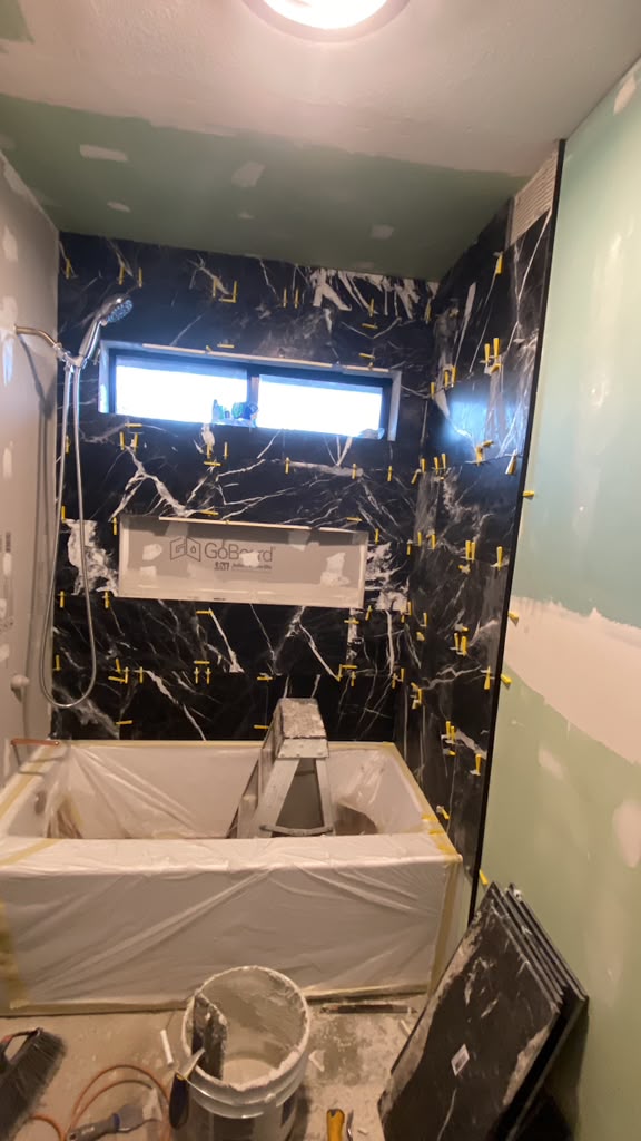Baño con ducha de mármol negro — 3