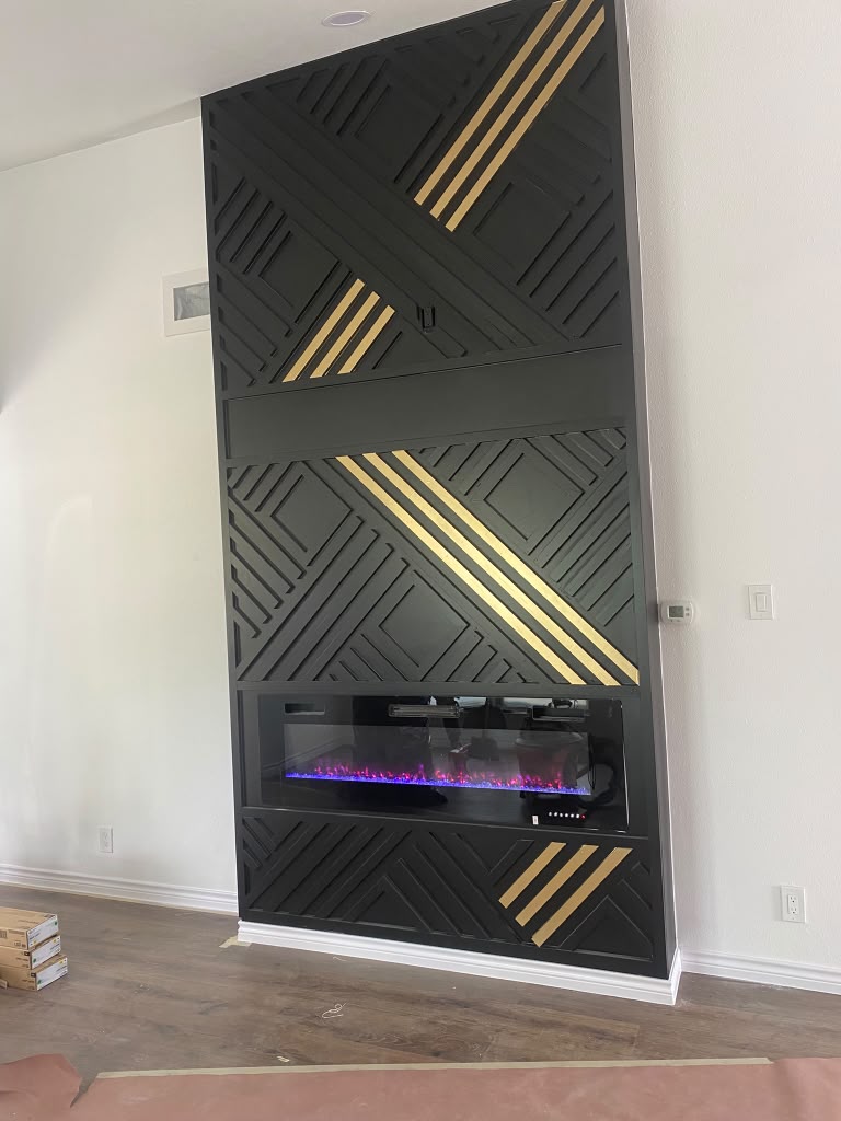 Sala con chimenea negro y oro — 3