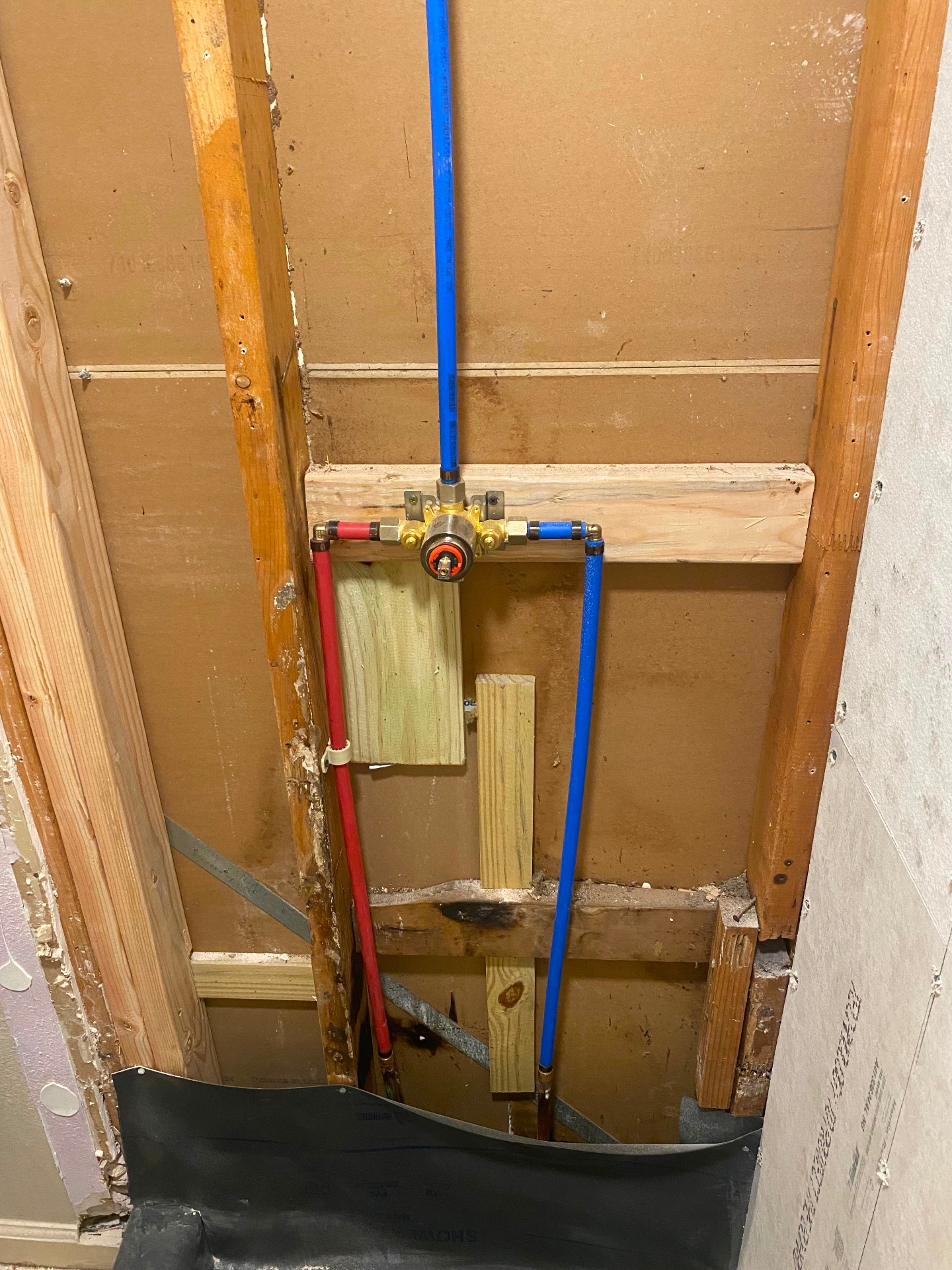 Plomería en remodelación de baño