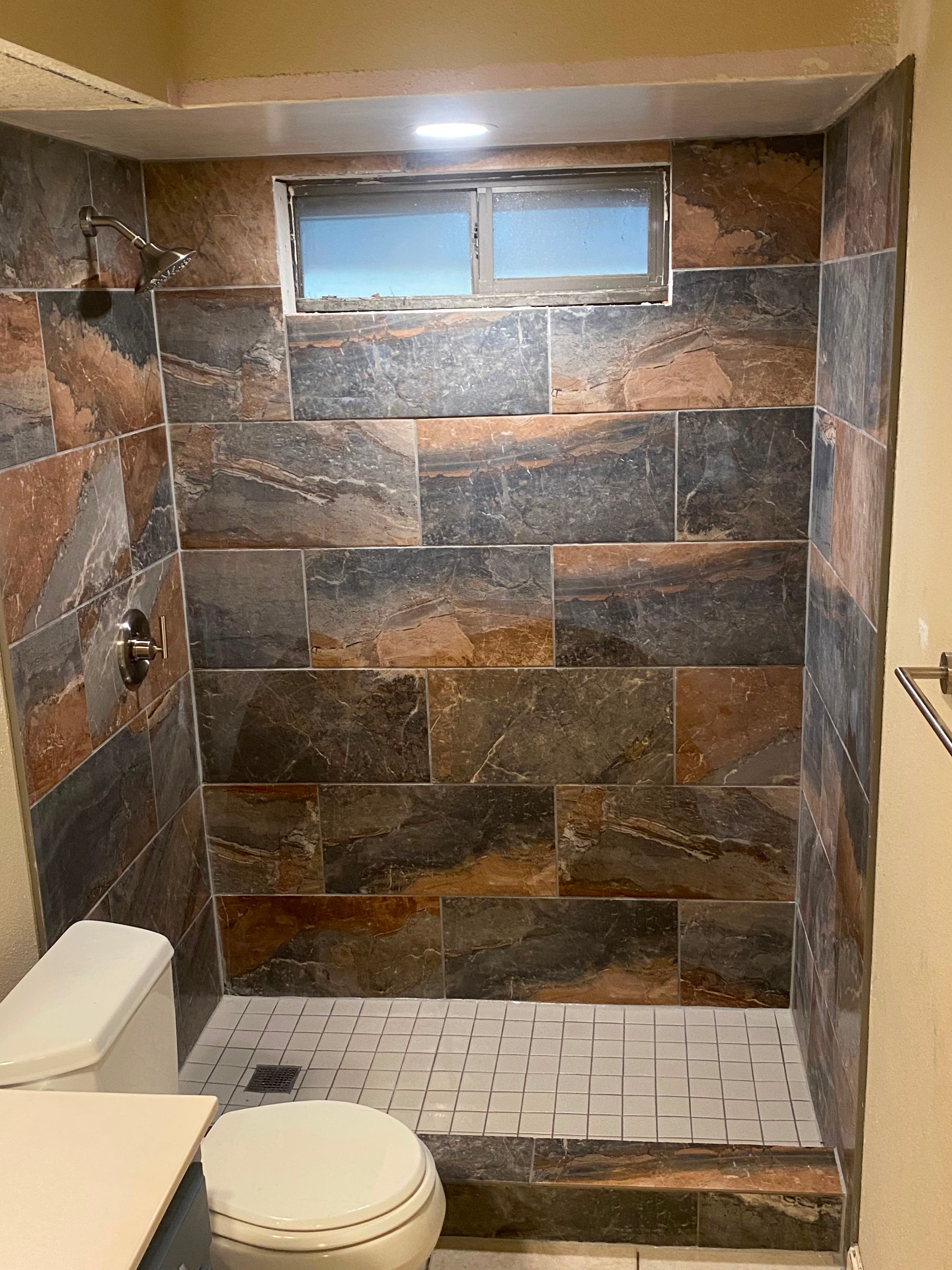 Baño con vanity y espejo LED — 4