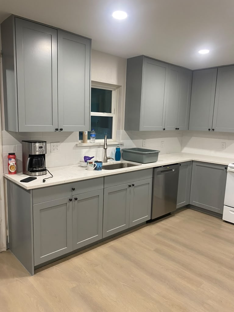 Cocina gris con isla y cuarzo — 2