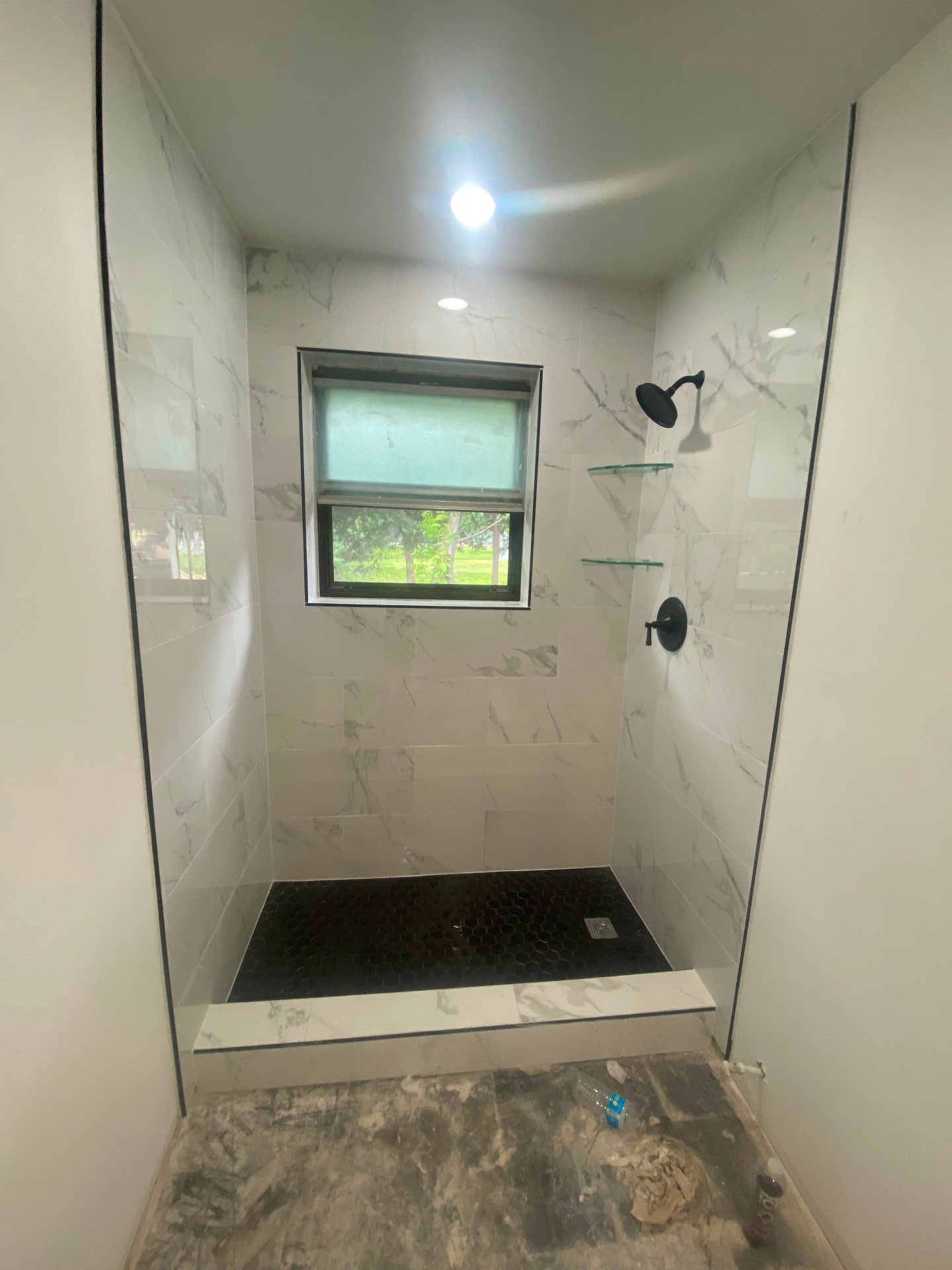 Baño con ducha de mármol negro