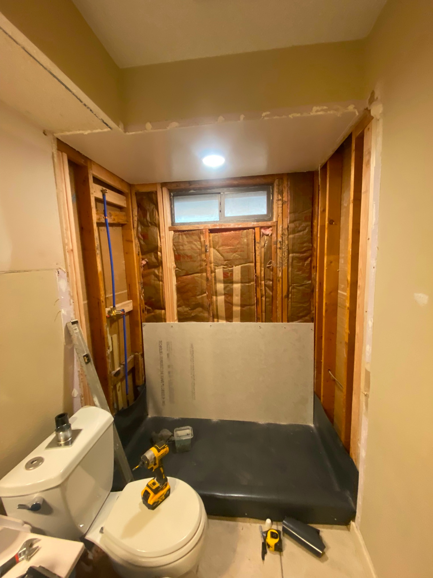 Baño con vanity y espejo LED — 5