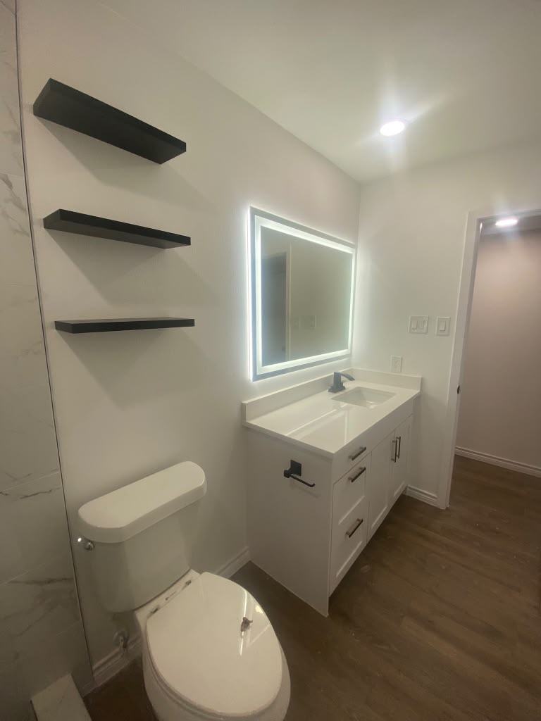 Baño con vanity y espejo LED — 3