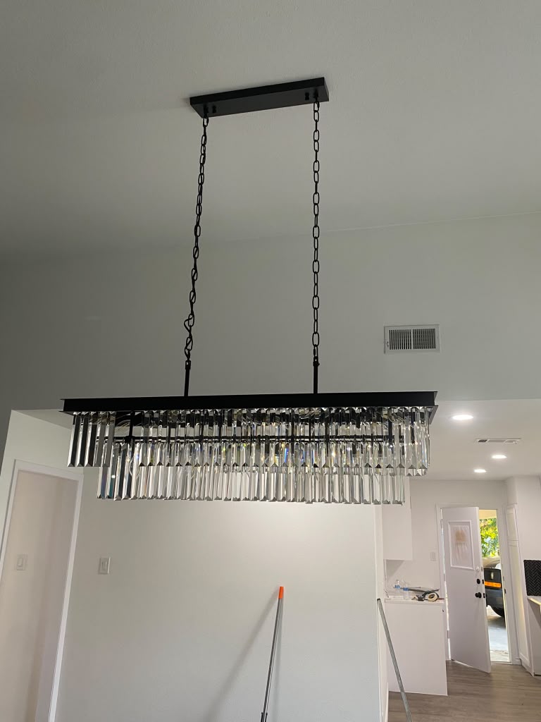Sala con chimenea negro y oro — 4