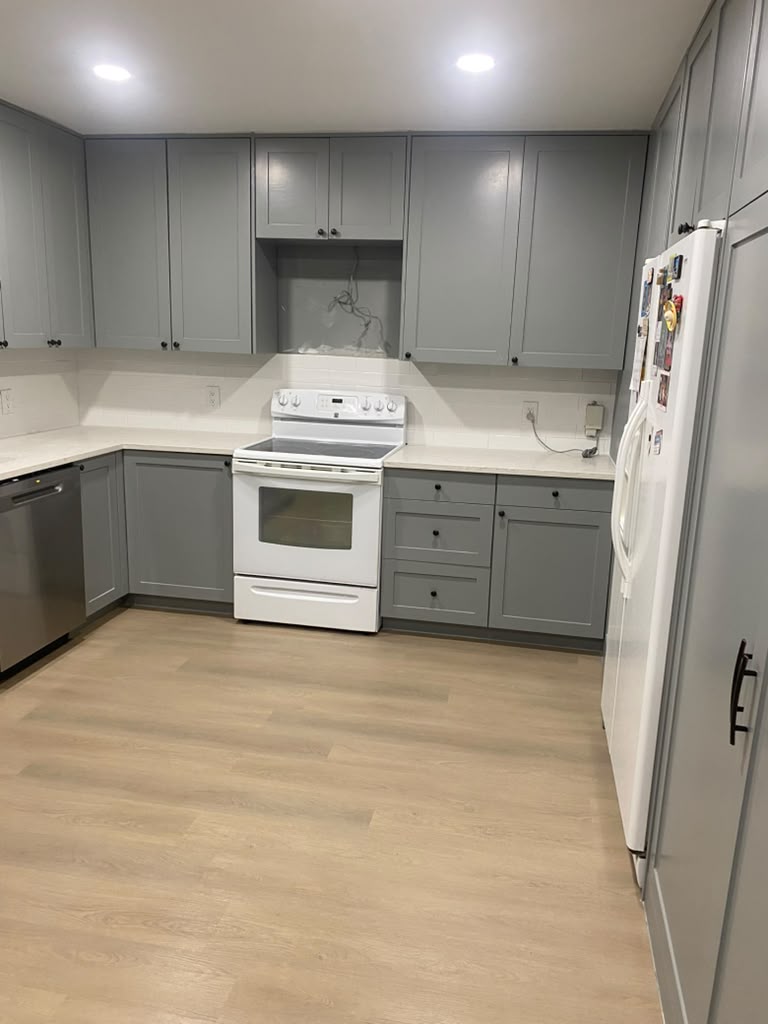 Cocina gris con isla y cuarzo — 3