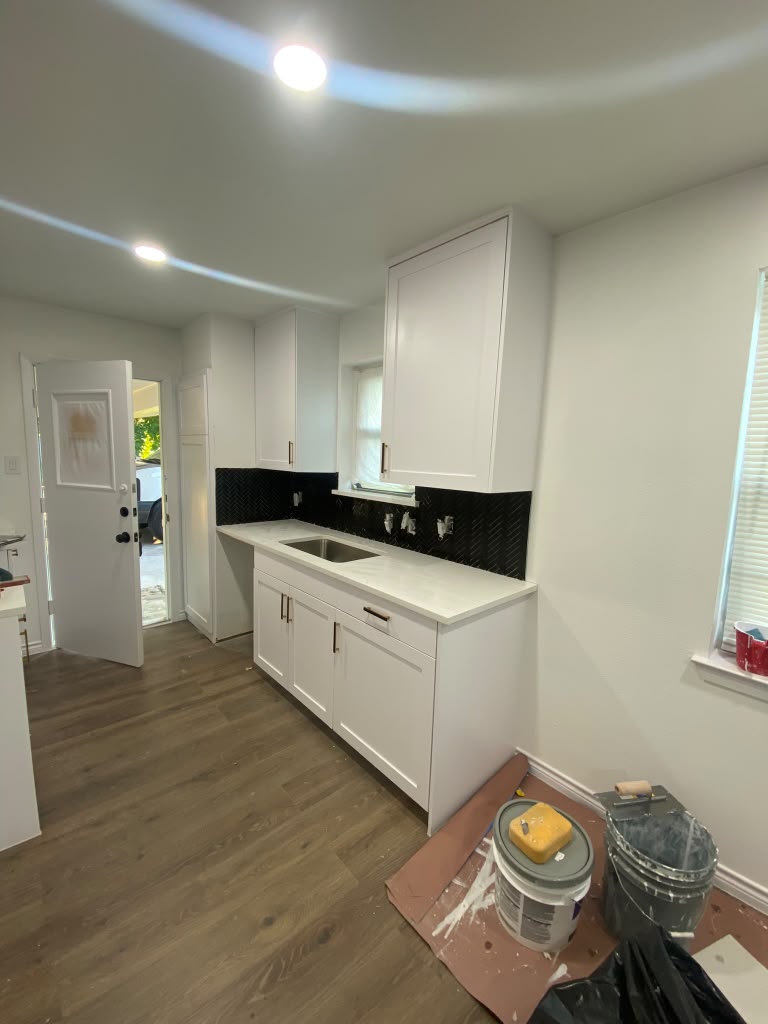 Cocina blanca luminosa — 2