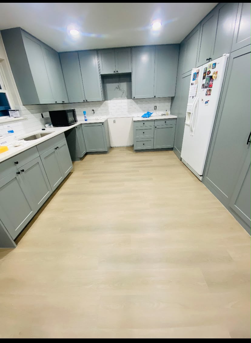 Cocina gris con isla y cuarzo — 5