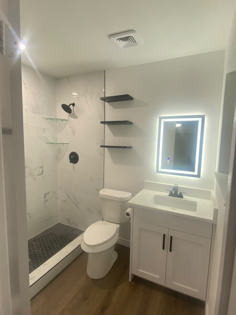 Baño con vanity y espejo LED — 2