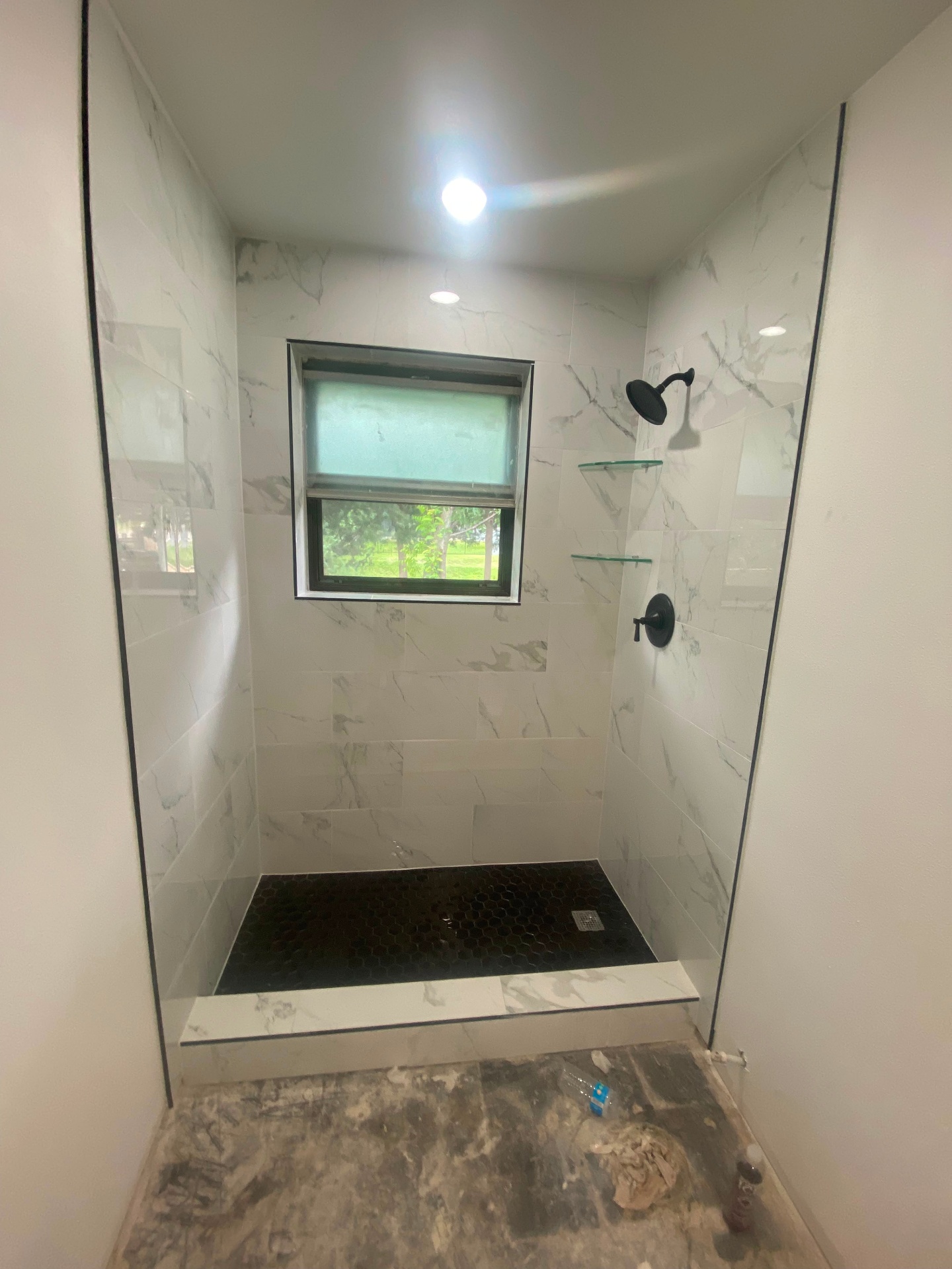 Baño con ducha de mármol negro — 2