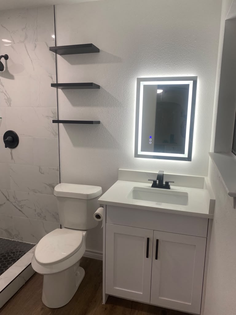 Baño con vanity y espejo LED