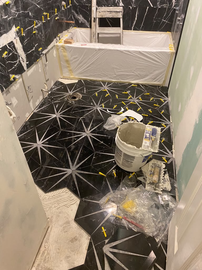 Instalación de piso hexagonal