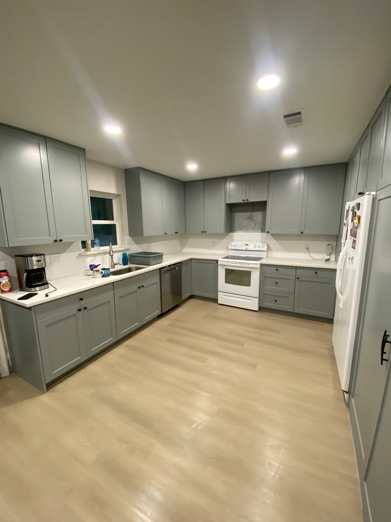 Cocina gris con isla y cuarzo