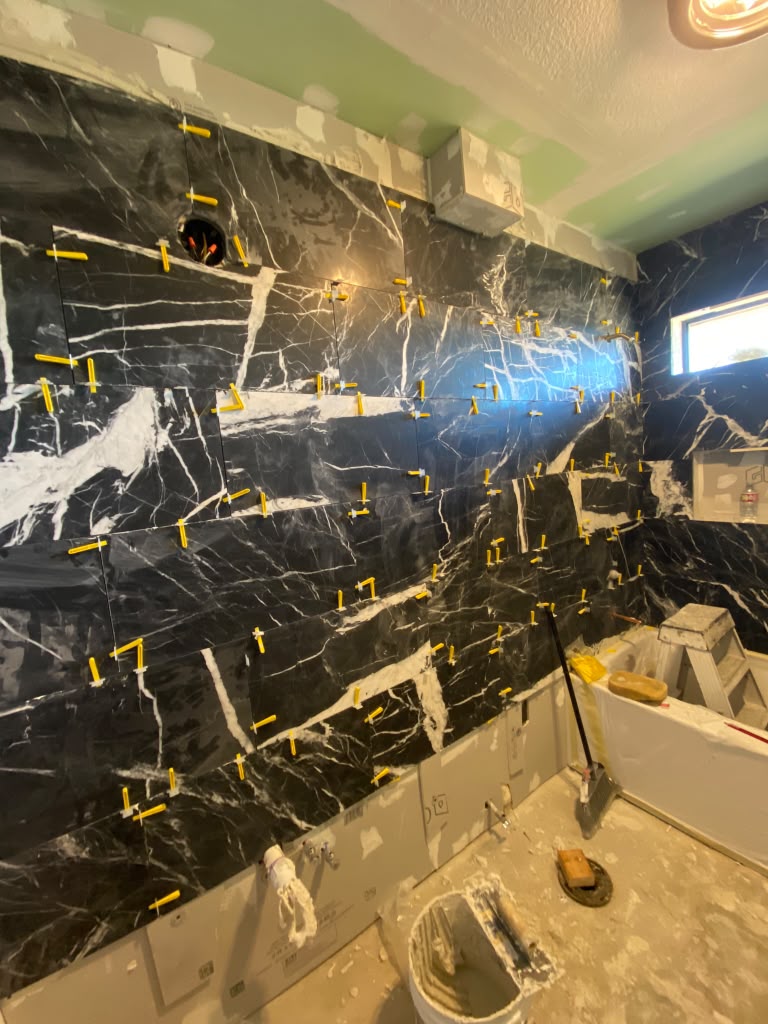 Baño con ducha de mármol negro — 5