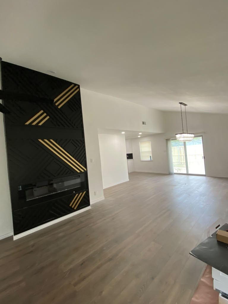 Sala con chimenea negro y oro