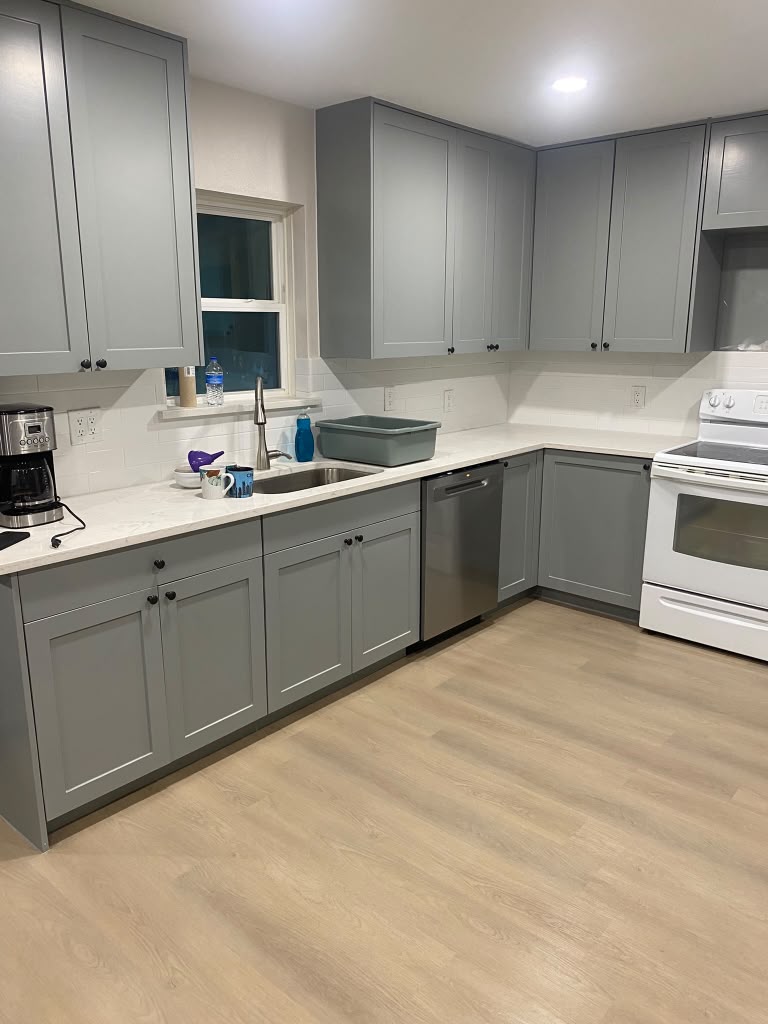 Cocina gris con isla y cuarzo — 4