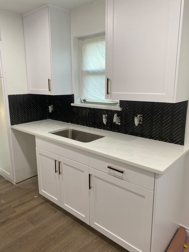 Cocina con backsplash de mármol negro — 4