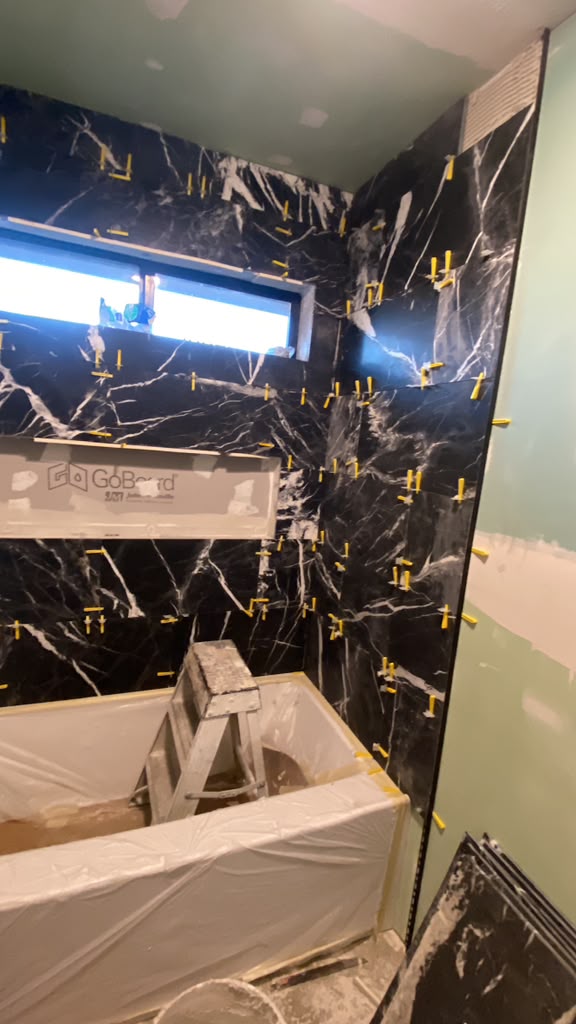 Baño con ducha de mármol negro — 4