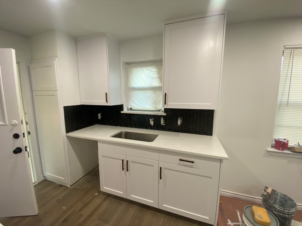 Cocina con backsplash de mármol negro — 3